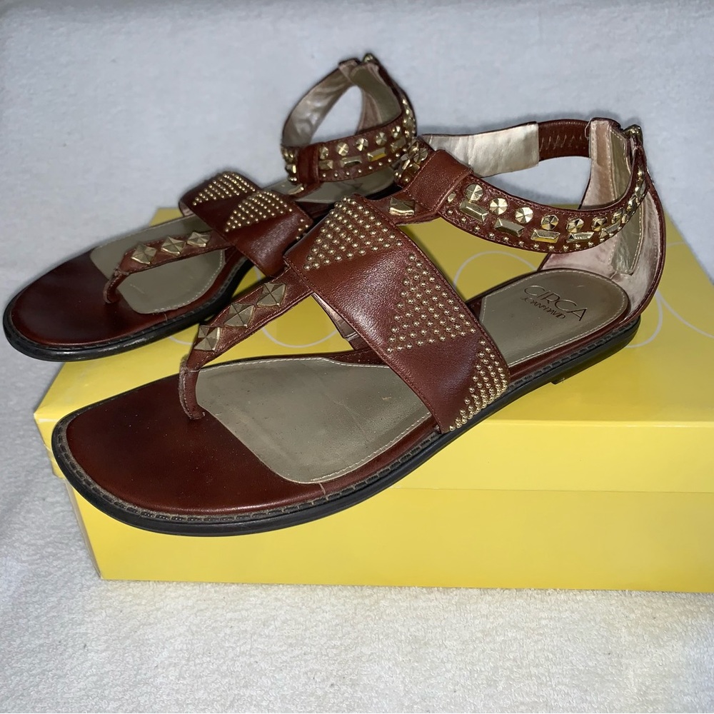 Women’s 8M CIRCA Joan & David SUMMERFUN Dark Brown Leather Aztec Studded Sandals